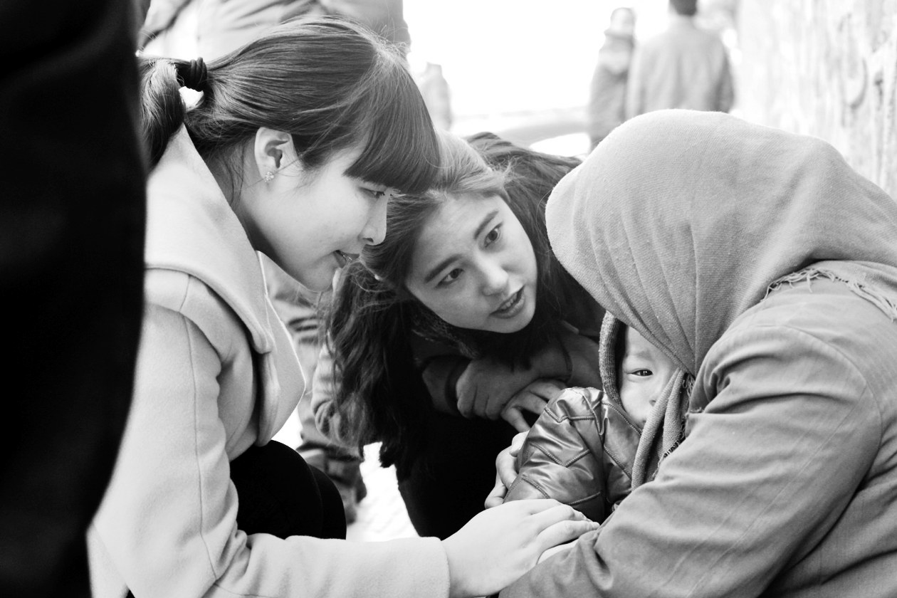 “幫女郎”(左)和“小莉”發(fā)現(xiàn)乞討男童后，上前近距離進(jìn)行辨認(rèn)