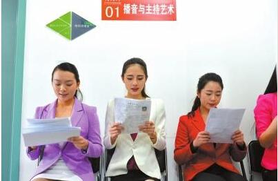 15年藝考熱度創(chuàng)新高 報(bào)錄比破百被稱(chēng)史上最難