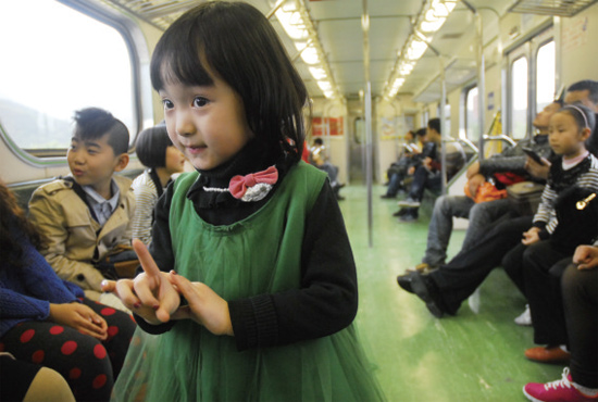 開往花蓮火車上，“戲曲小精靈”張楚怡練嗓