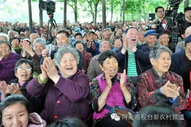 藝術(shù)家賣力演出，觀眾高聲叫好