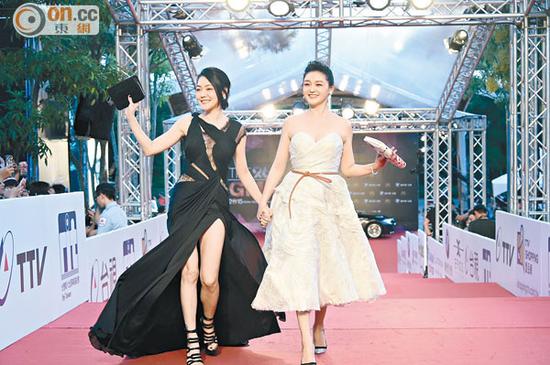 大Ｓ（右）和?。訝渴肿呒t地毯。