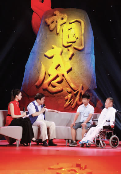 肇恒君（右一）天生殘疾，但是他自?xún)簳r(shí)起就有著一個(gè)音樂(lè)夢(mèng)