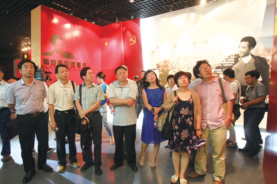 河南電視臺、河南人民廣播電臺、河南省詩歌學會的專家、詩人、記者等數(shù)十人赴蘭考焦裕祿紀念園采風學習