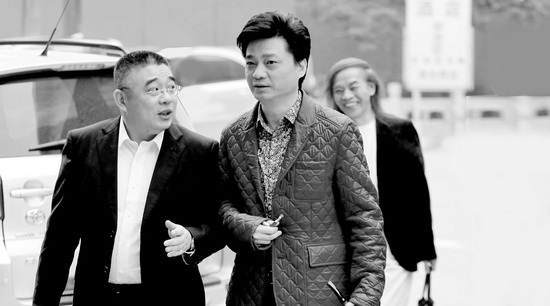 錢文忠（左）、小崔、蔡志忠（后）三位大咖步入錄制現(xiàn)場