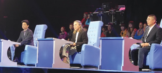 節(jié)目中，崔永元、蔡志忠、錢文忠 由左至右 三為成語先生妙語不斷