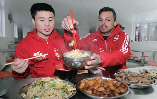 　約瑟夫一再表示食堂大師傅飯菜做得很好，他的筷子已經(jīng)用得很熟練了