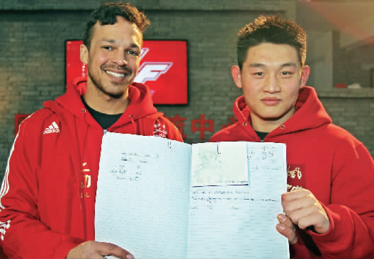 　　約瑟夫手繪了每個選手的肖像，認(rèn)認(rèn)真真地用字母拼寫出選手的中文名字附注。“看，這個是鄭召玉喲”