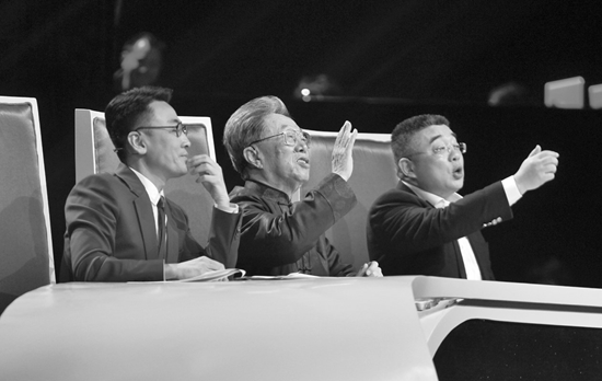 困擾著很多漢語(yǔ)使用者的問(wèn)題，被三位先生以輕松幽默的方式提出來(lái)自嘲后，都令觀眾會(huì)心大笑。