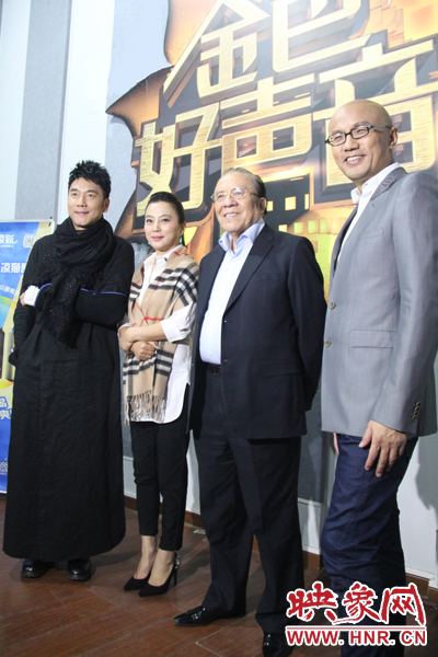 林依輪、李玲玉、楊洪基三位評委導(dǎo)師以及主持人孫國慶接受媒體采訪