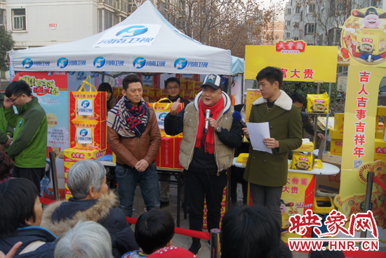 范軍、張竟達(dá)在社區(qū)與群眾親切互動(dòng)