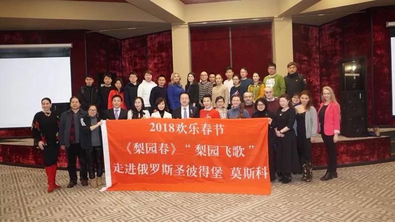 《梨園春》與俄羅斯文化學(xué)者開展座談會，共同交流中俄藝術(shù)文化的發(fā)展并互贈禮物
