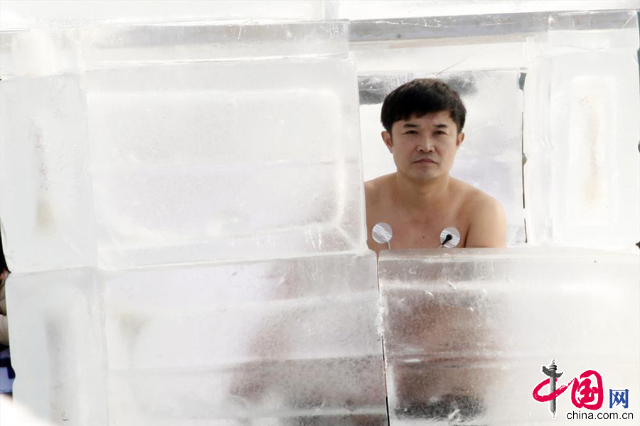 湘江邊冰封活人48小時(shí) 蝸居冰屋挑戰(zhàn)極寒. 湘江邊冰封活人48小時(shí) 蝸居冰屋挑戰(zhàn)極寒.