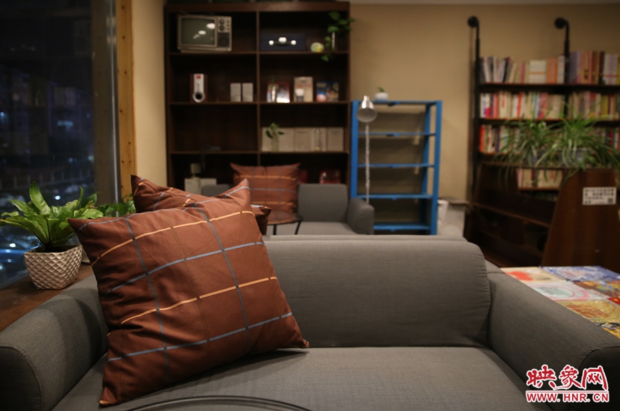 書店內(nèi)的布置非常溫馨，有種家里書屋的感覺。