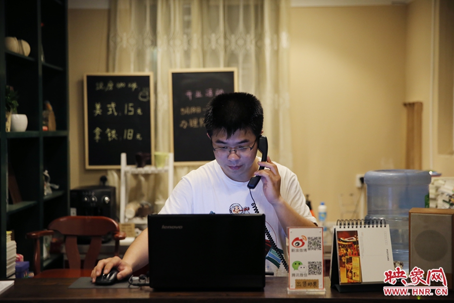 店長小博，由于書店搬遷至此，經(jīng)常接詢問地址的電話。