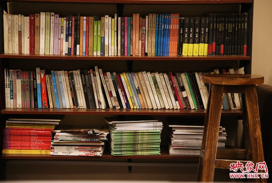 書店內(nèi)設置的高腳凳子。