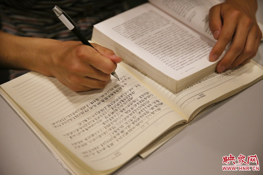 看書的人。