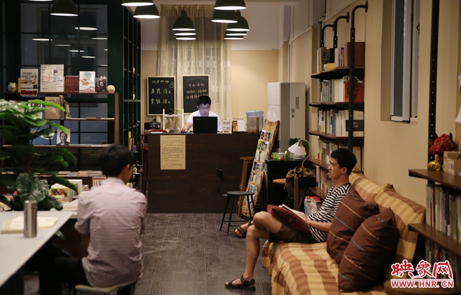 看書的人在相互交流。