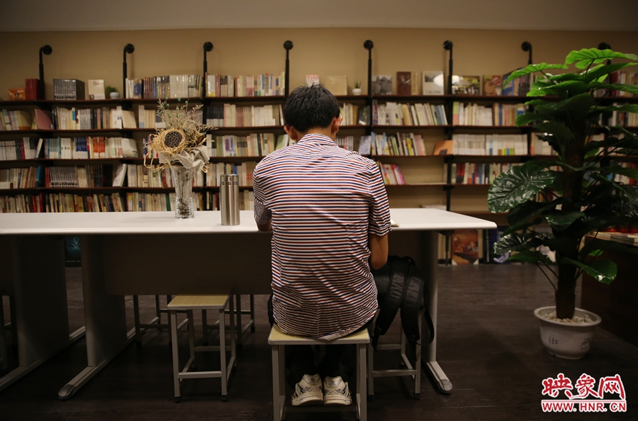 5月23日晚，鄭州一家24小時(shí)（周五、周六）書店?duì)I業(yè)。慕名而來的客人在看書。