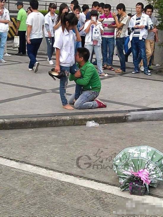 男孩抱女孩大腿求愛(ài)引圍觀