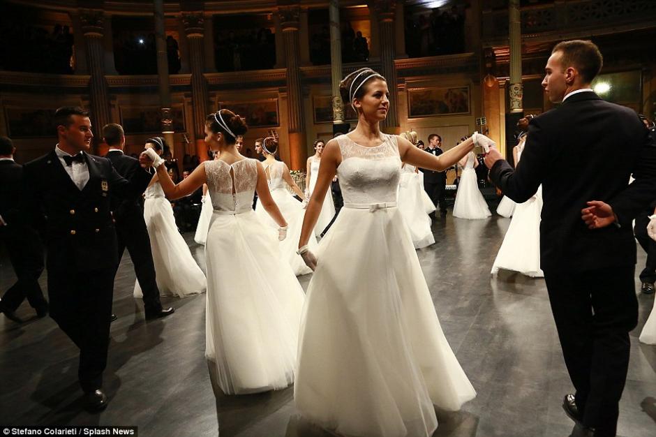 實(shí)拍維也納少女社交舞會