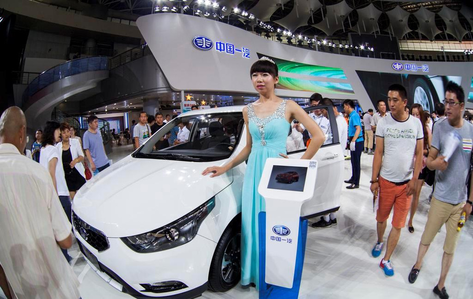 女子冒充車(chē)模站臺(tái) 因顏值低被勸離