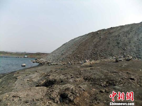 填湖造地，在鴨河水庫非法建設有越演越烈之勢。吳揚　攝