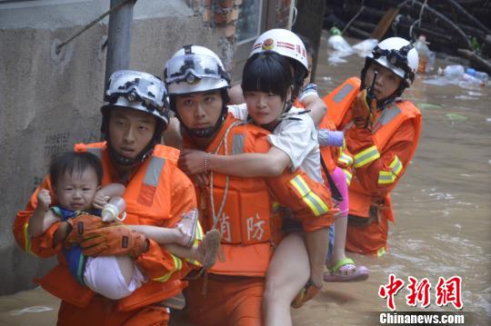圖為漳平消防大隊涉水轉(zhuǎn)移被困群眾。