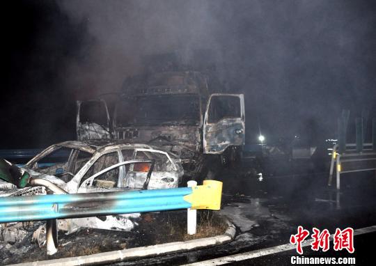 10月2日0時(shí)許，杭瑞高速貴州江口縣往銅仁市方向，距王家溝隧道出口200米處，發(fā)生一起三車追尾交通事