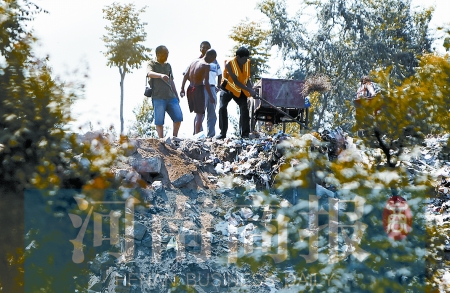 有人正在傾倒建筑垃圾，不遠處就是村民的水井