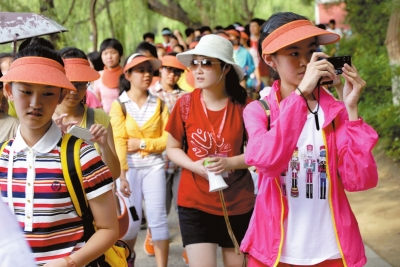 未名湖畔，游人紛紛拍照留念。