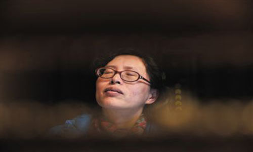 人們將醫(yī)療制度的憤懣情緒，寄托在這個走廊醫(yī)生身上，共同沉浸在受迫害的幻覺之中