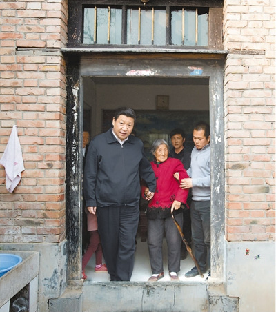 3月17日，習(xí)近平在東壩頭鄉(xiāng)張莊村看望85歲老人張景枝。