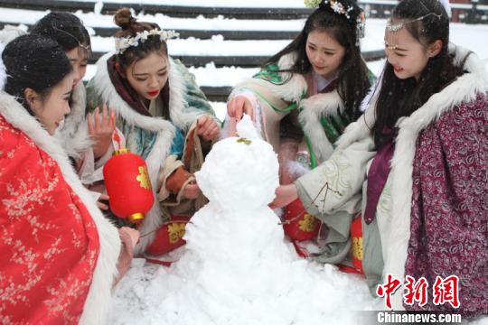 古裝美女雪中斗艷穿越古今玩“打雪仗、堆雪人”